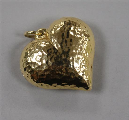 A planished 14ct gold heart shaped pendant, 31mm.